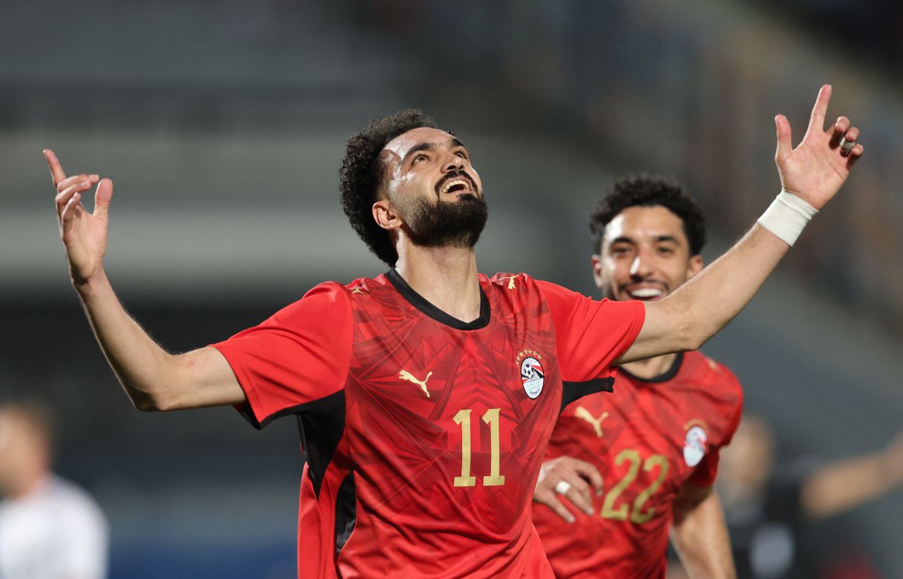 Mostafa Zico comemorando gol de cabeça
