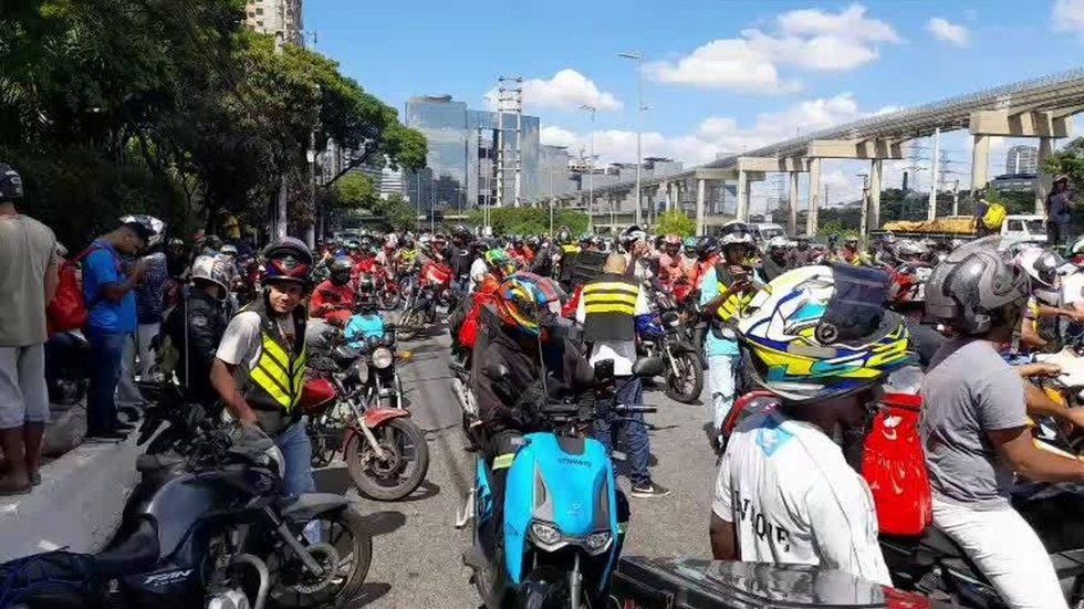 Motociclistas bloqueando avenida na Zona Sul de São Paulo