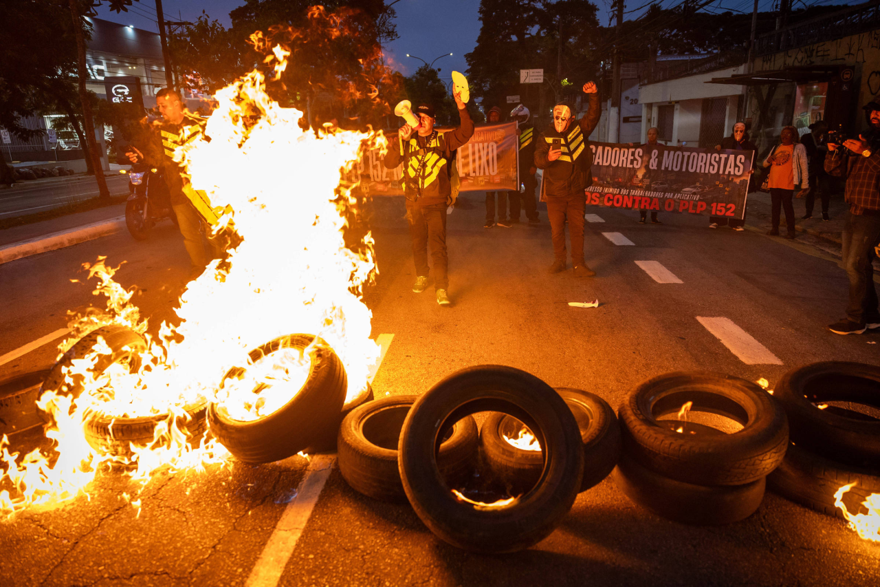 Carreata de entregadores e motoristas de aplicativo