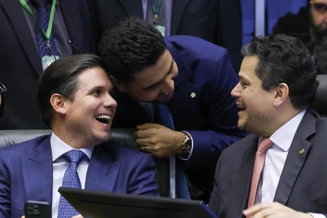 Hugo Motta e Davi Alcolumbre no plenário do Congresso Nacional