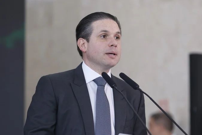 Hugo Motta discursando durante cerimônia