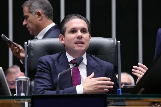 Painel de posto de combustível com preços visíveis