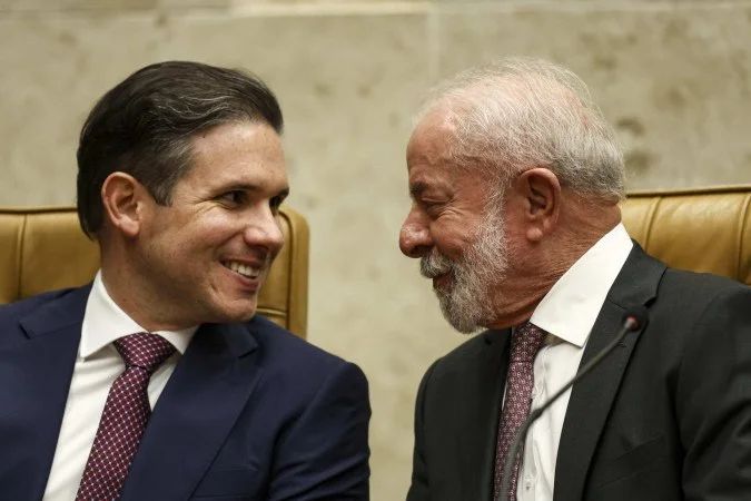 Hugo Motta e Lula após aprovação da PEC sobre jornada de trabalho