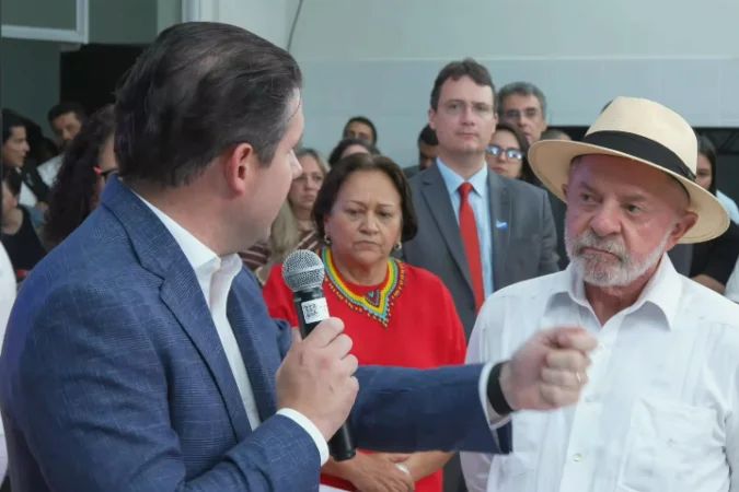 Hugo Motta ao lado do presidente Lula em evento sobre processamento de dados