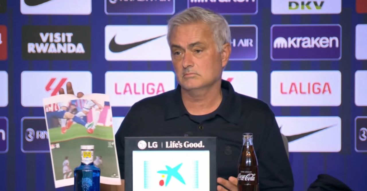 Mourinho segura folha com imagens de lances polêmicos na coletiva