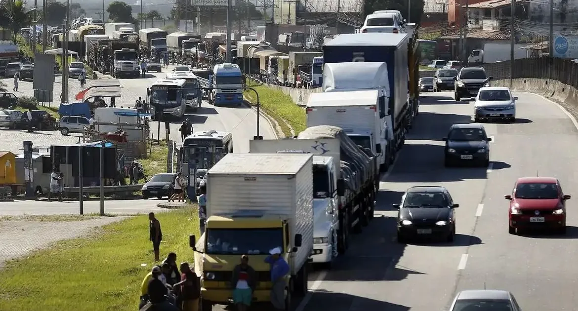 Caminhão em estrada