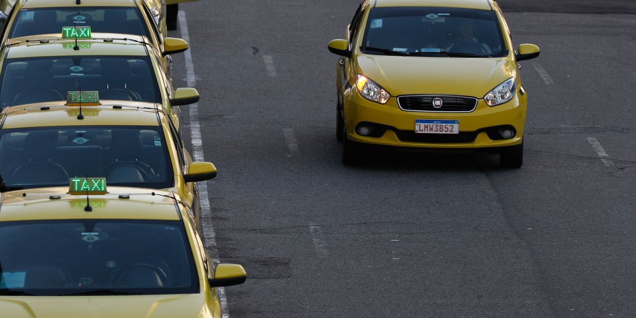 Motorista com chave de carro novo