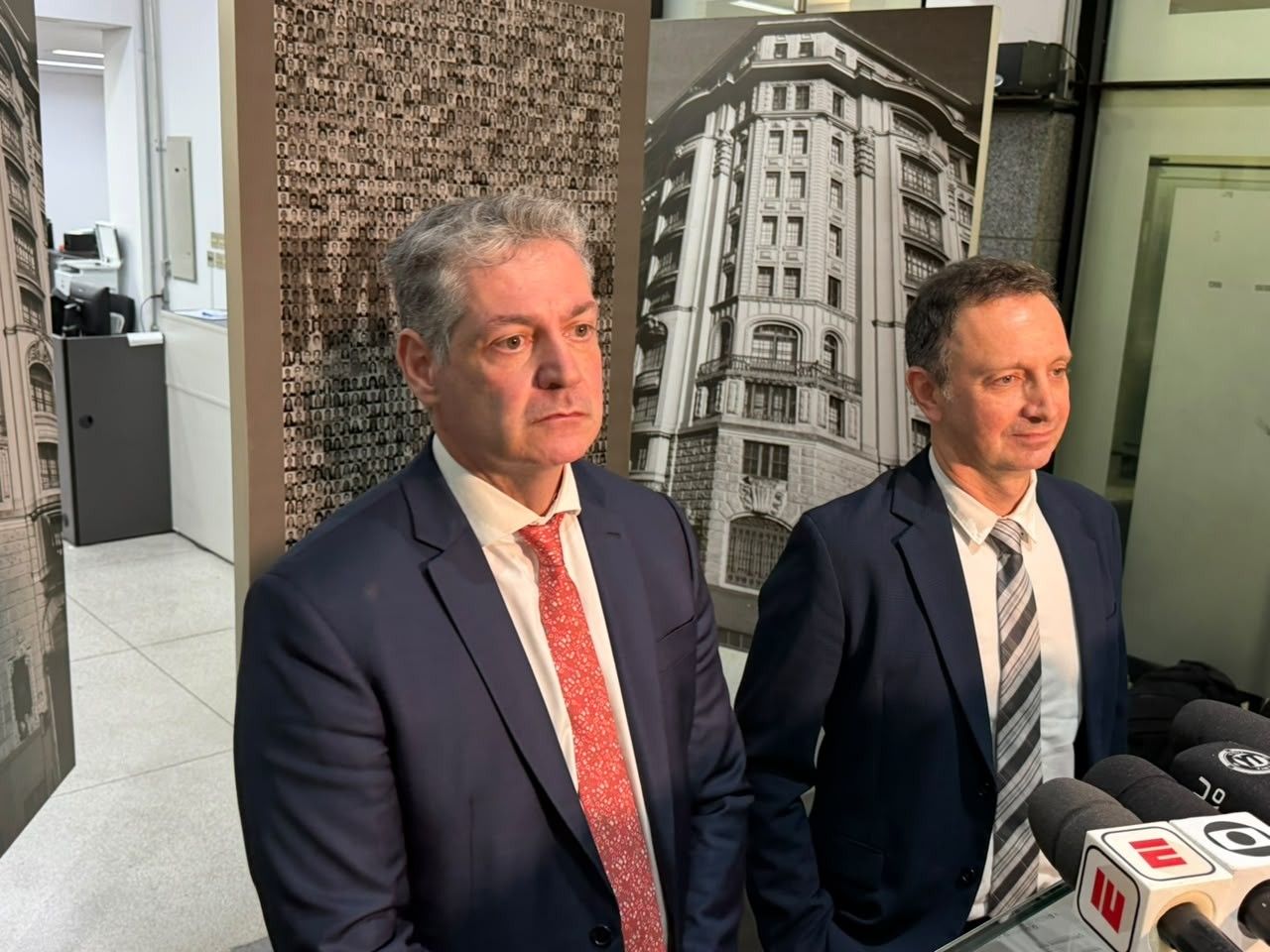 Promotores do Ministério Público em coletiva sobre investigação