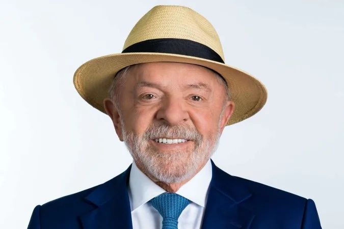 Lula usando chapeu-panama em foto oficial