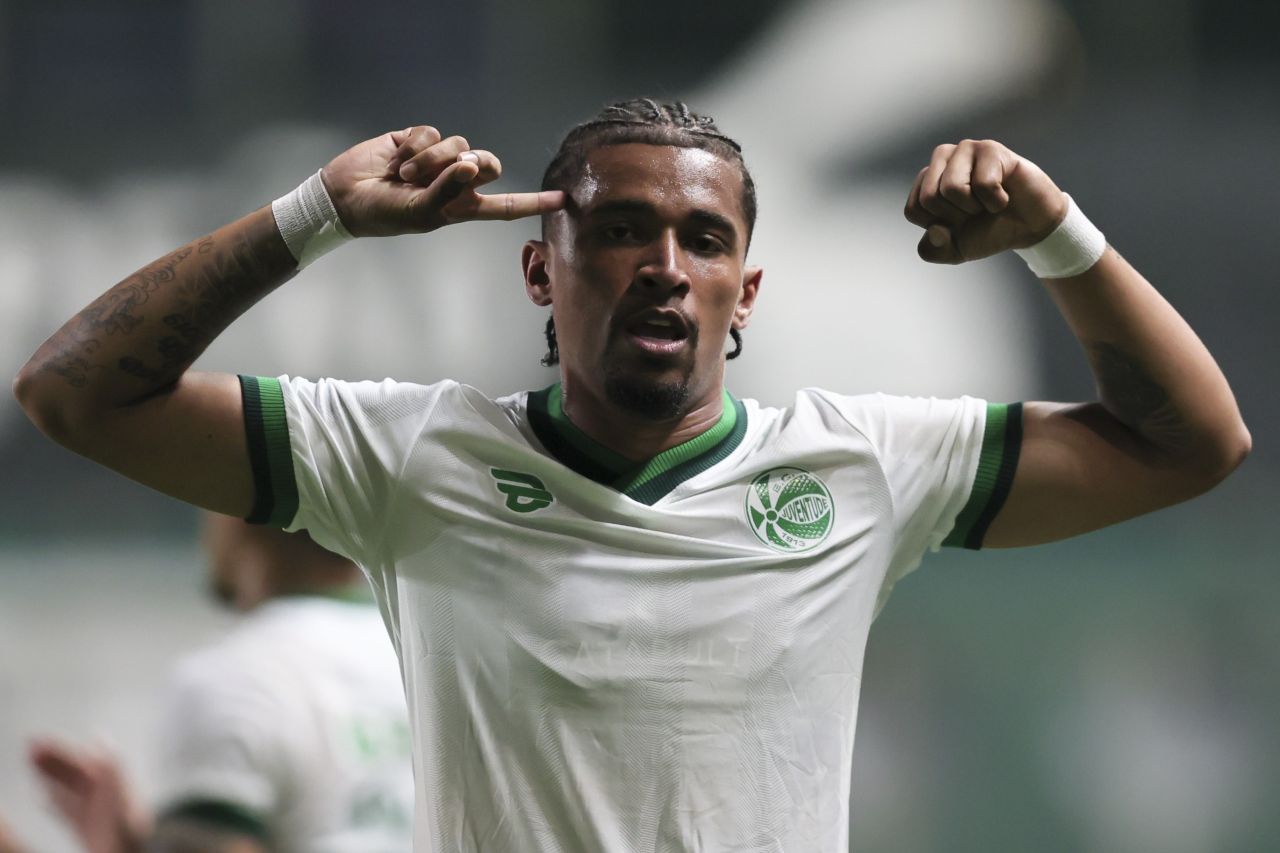 MP comemora o gol da vitória sobre o América-MG