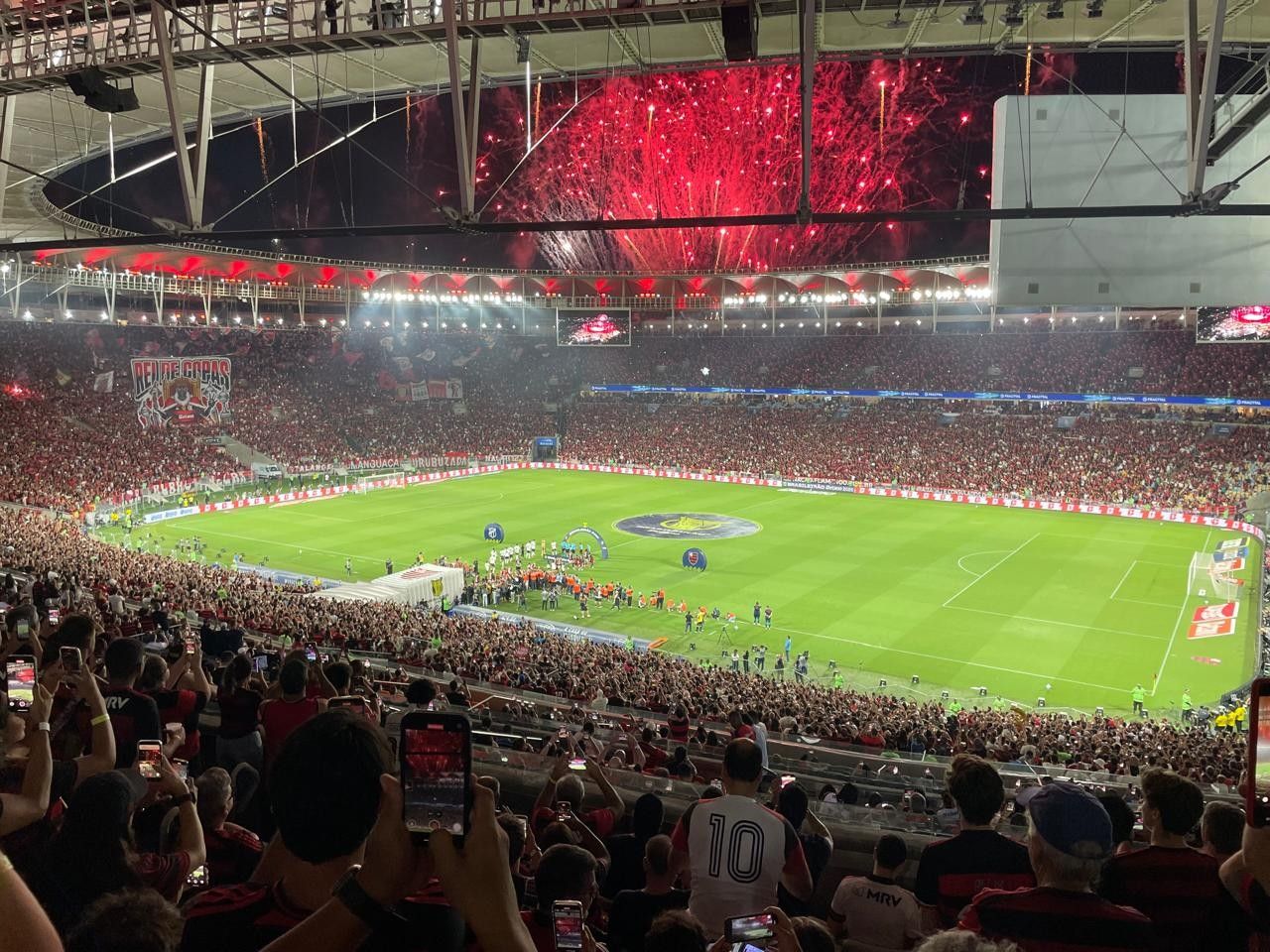 Torcida no Maracanã durante partida com grande público