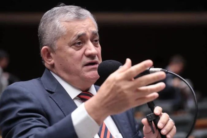 Ministro José Guimarães falando à imprensa