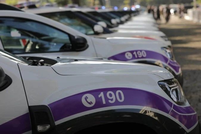 Viatura da Polícia Militar passando perto da Avenida 23 de Maio à noite