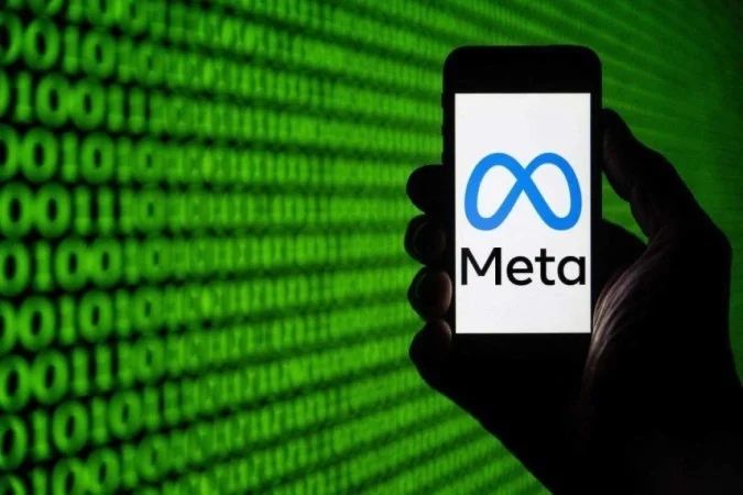 Logotipos do Instagram e Facebook em fachada