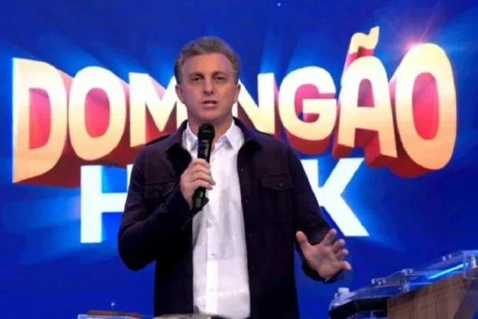 Luciano Huck apresentando o programa Domingão