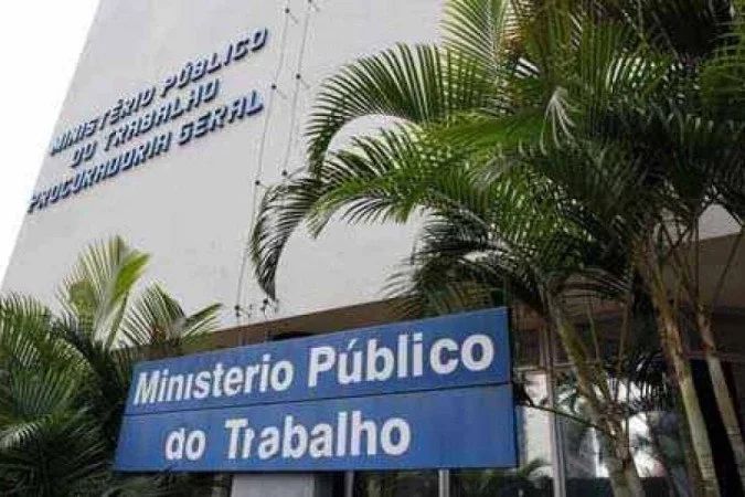 Smartphone exibindo aplicativo de redes sociais e vídeo