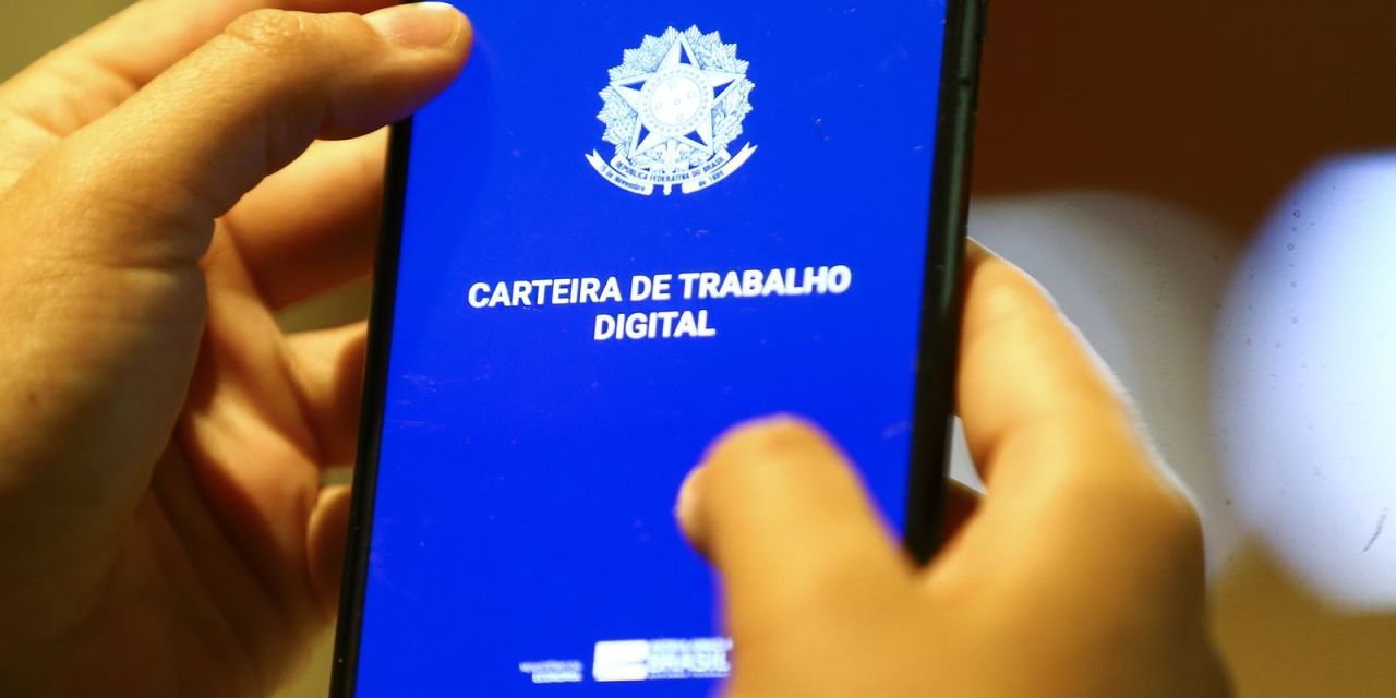 Carteira de Trabalho Digital exibida em tela de smartphone