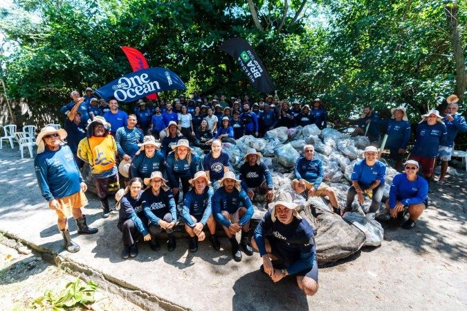 Atletas e voluntários durante mutirão de limpeza na Baía de Guanabara