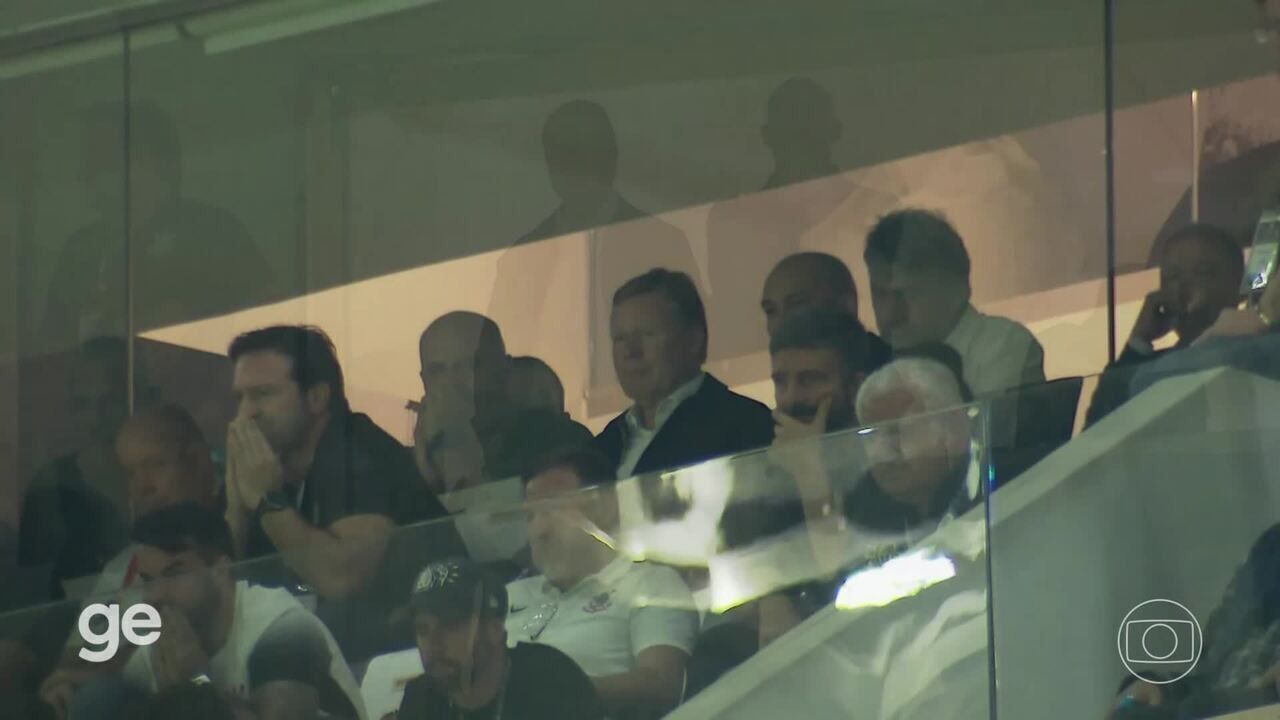 Ronald Koeman em camarote durante partida