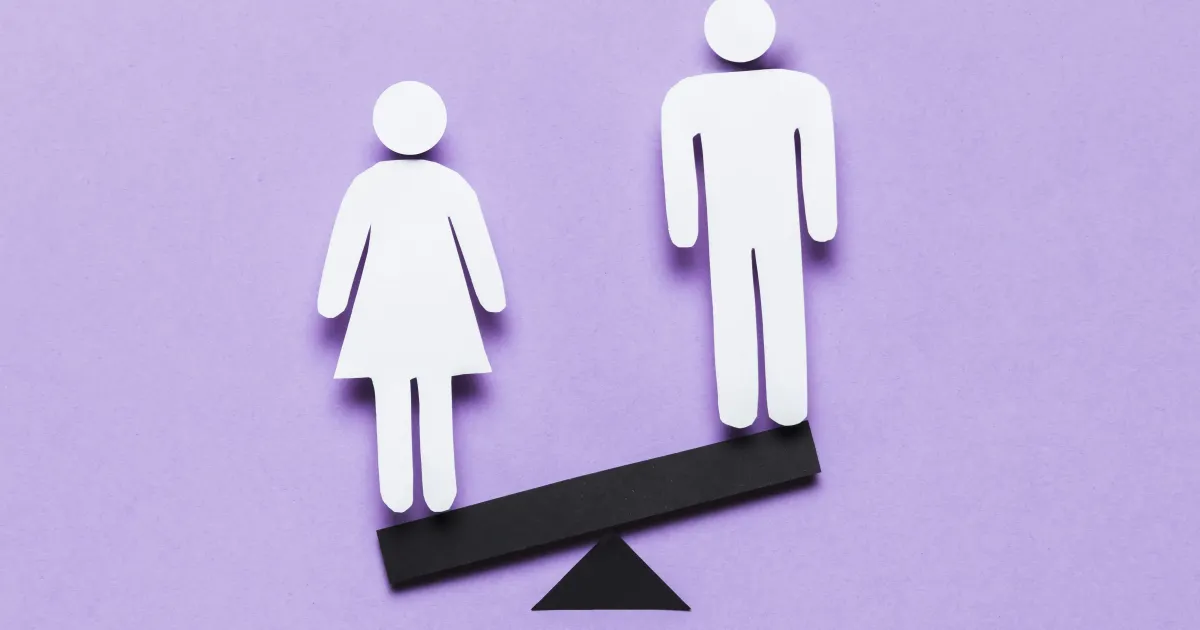 Mulher analisando contas com calculadora