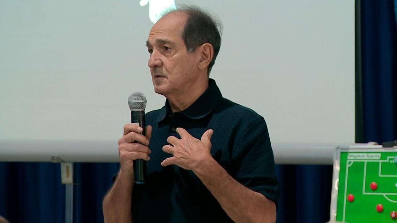 Muricy Ramalho durante palestra em Campinas