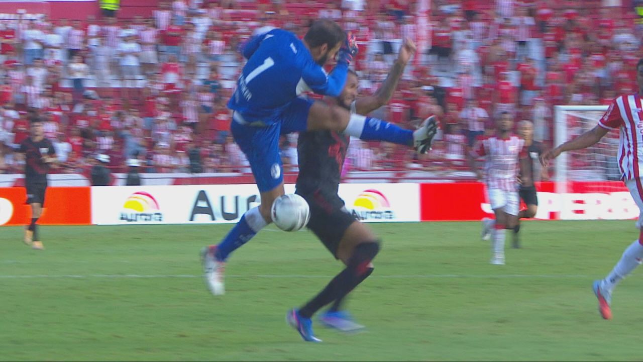Muriel atinge atacante ao sair do gol