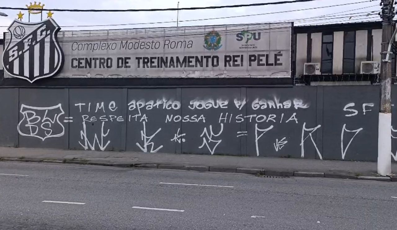 Muro do CT Rei Pelé pichado