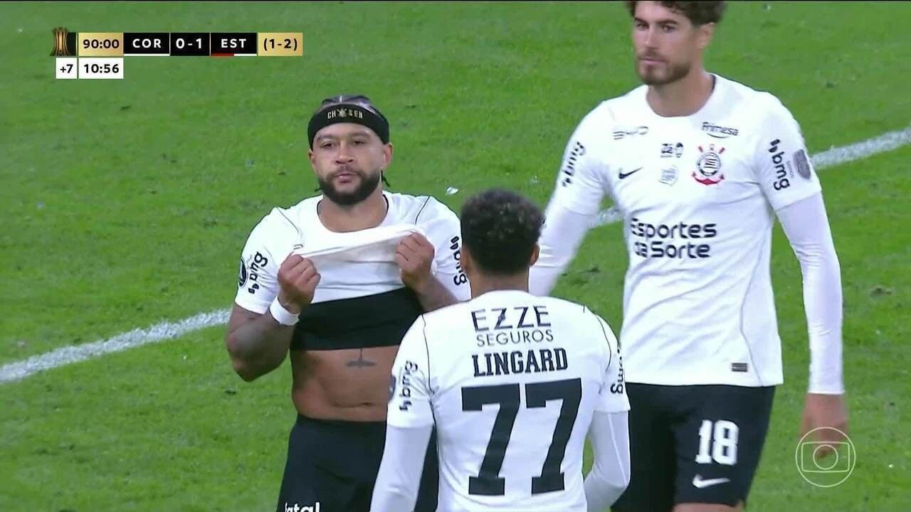 Muro pichado no Parque São Jorge com críticas a jogador