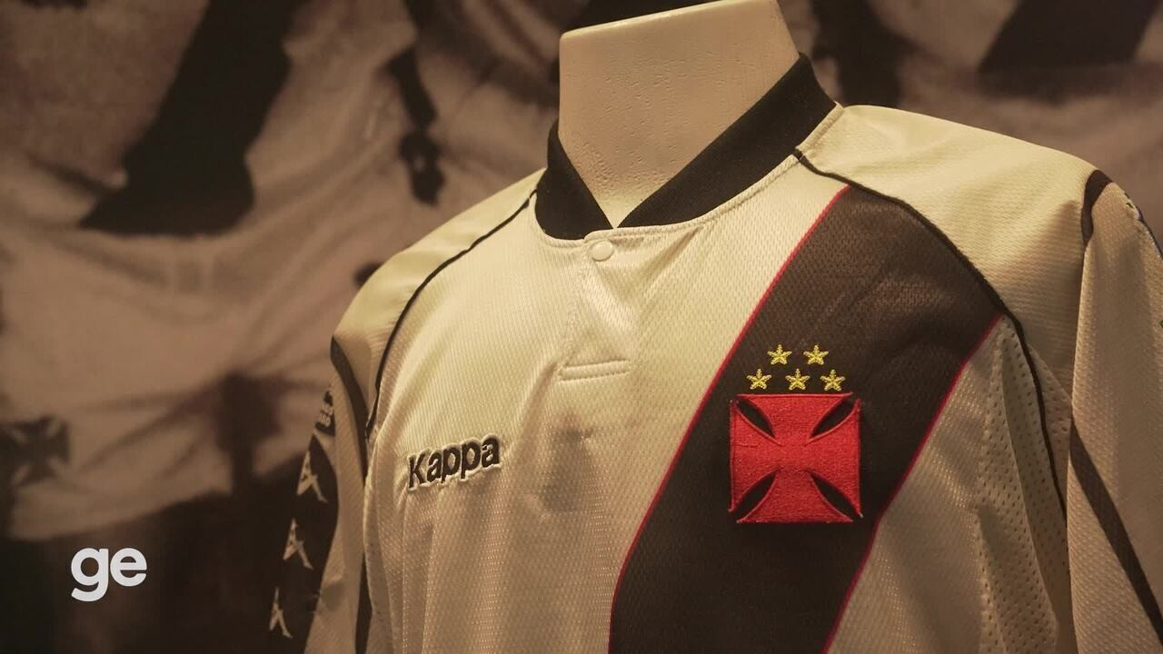 Interior do Museu Vasco da Gama com troféus e camisas históricas