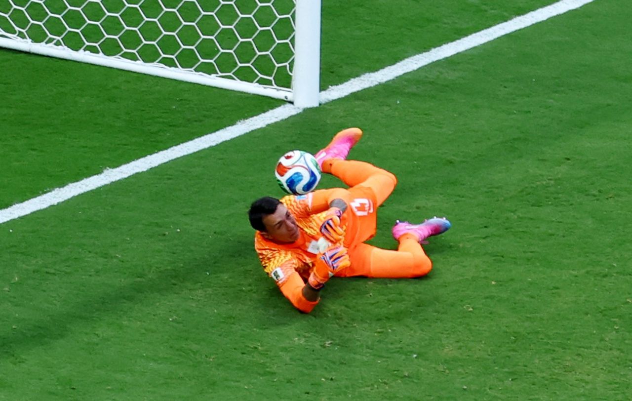 Muslera falha no gol de Baena