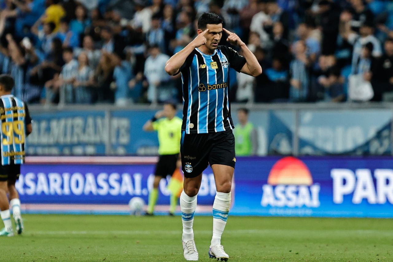 Balbuena comemora gol pelo Grêmio