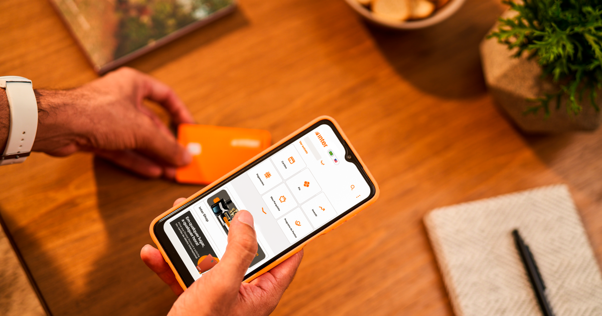 Usuário operando aplicativo financeiro no celular