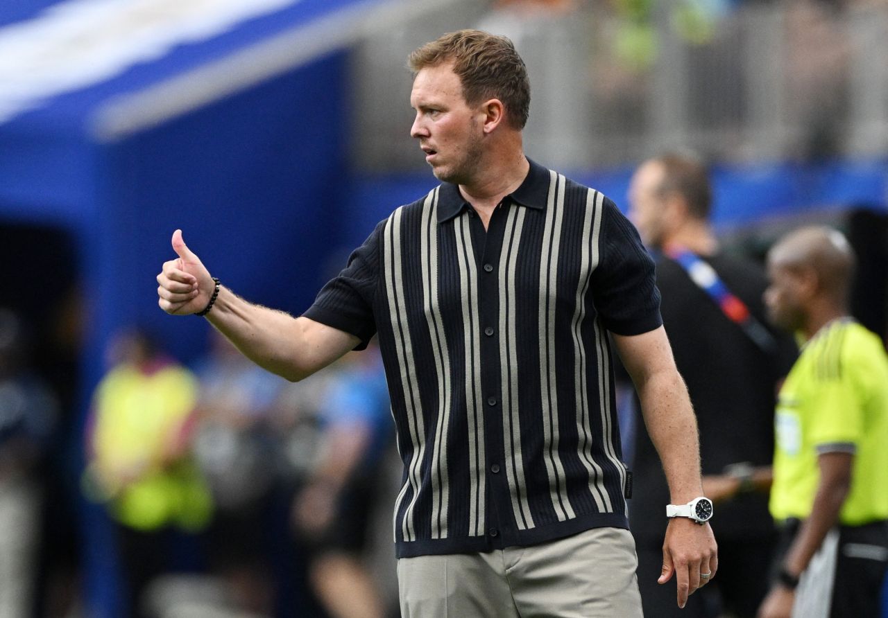 Julian Nagelsmann no banco de reservas