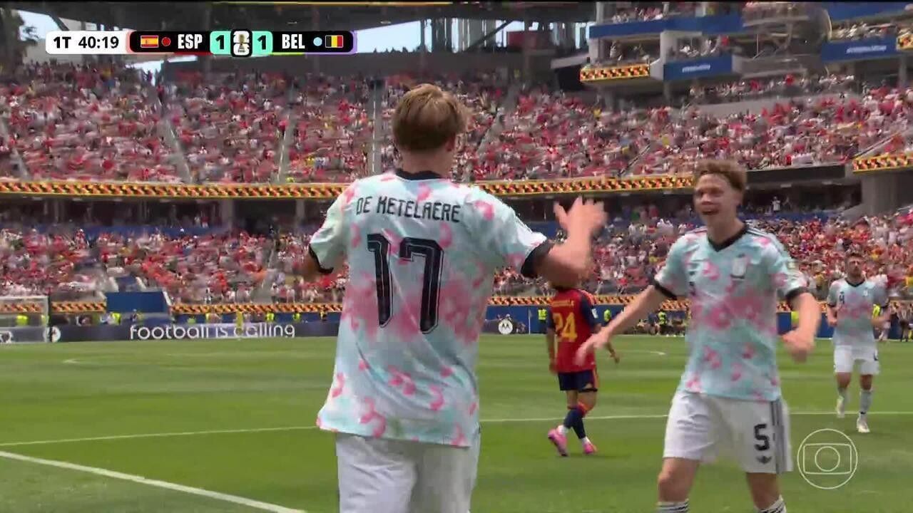 Inés García com camisa de Lamine Yamal no estádio