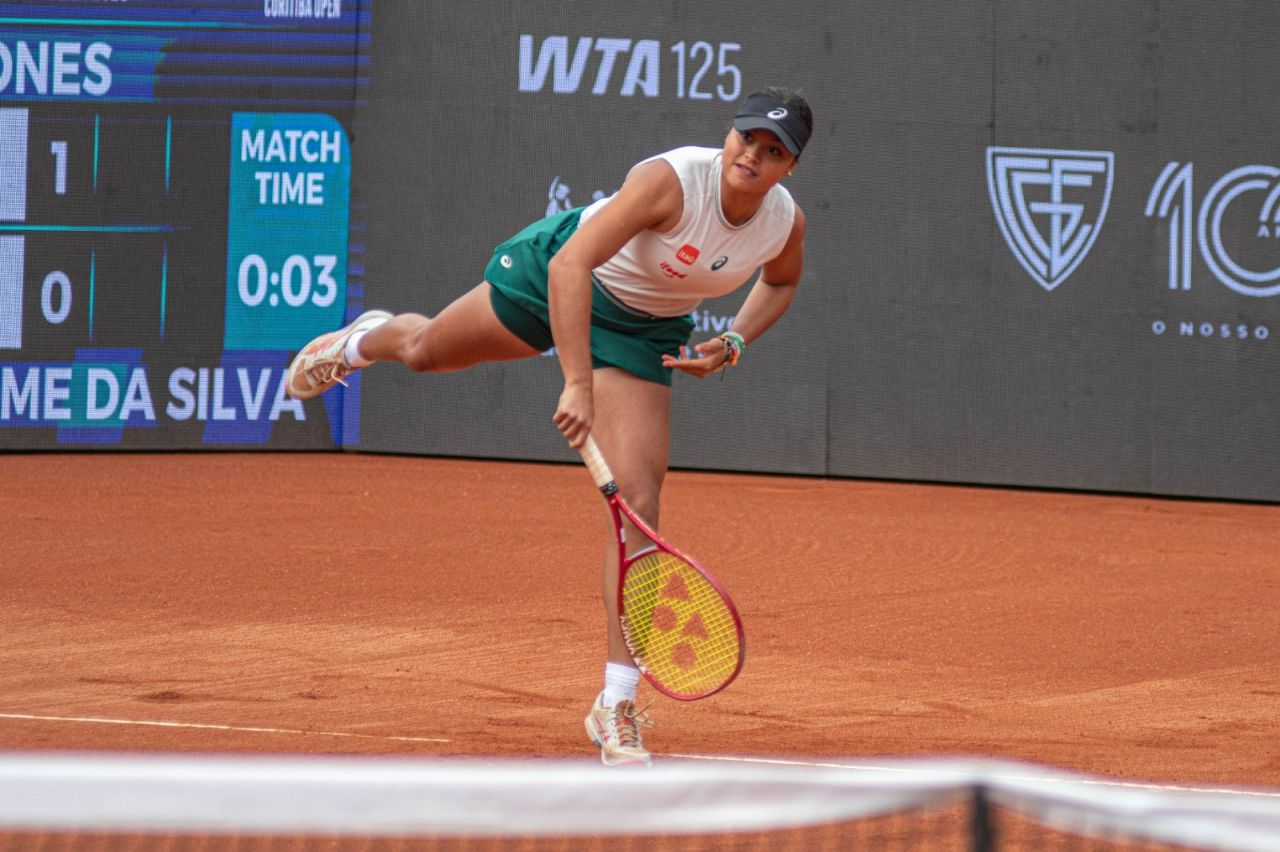 Naná Silva em quadra no WTA 125 de Curitiba