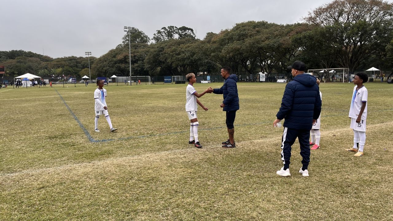 Nani treinando equipe sub-13 na IberCup em São Paulo