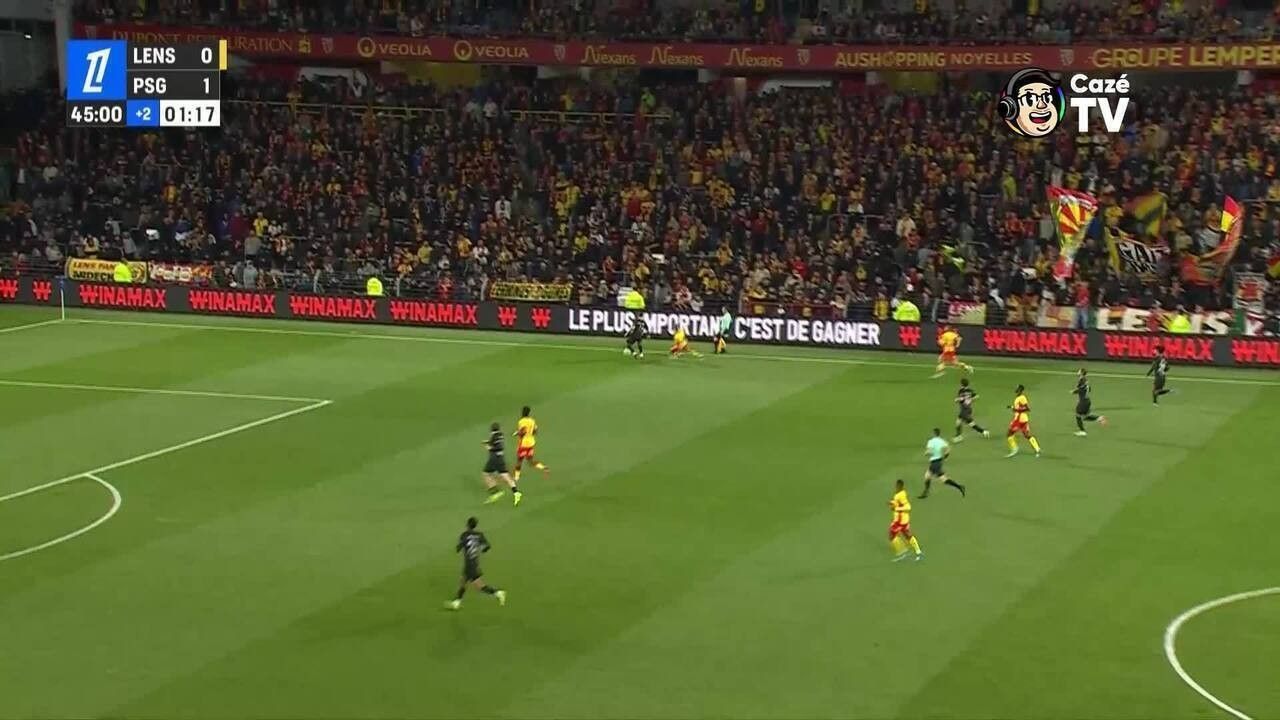 Torcedores lançando sinalizadores no gramado de La Beaujoire