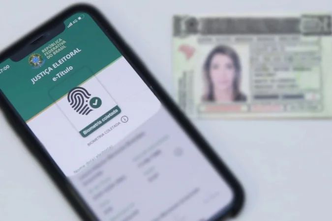 Eleitor usando aplicativo e-Título para justificar ausência