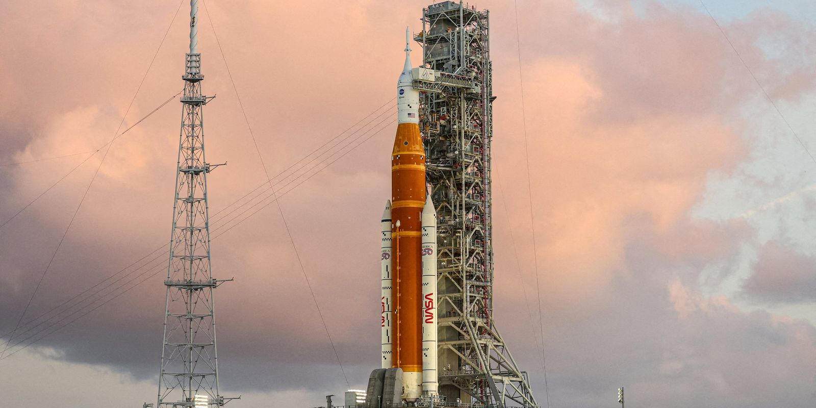 Foguete SLS com a cápsula Orion em plataforma de lançamento