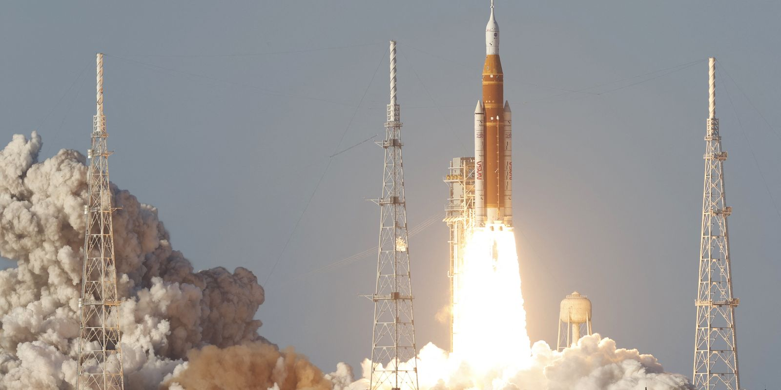 Lançamento do foguete SLS com a cápsula Orion