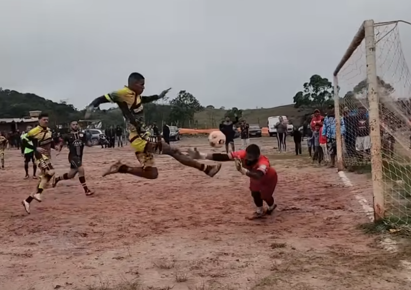 Jogadores do Nativos comemoram a vitória na Copa Vitória após a disputa de pênaltis contra o Itaquera, com o goleiro V em destaque.