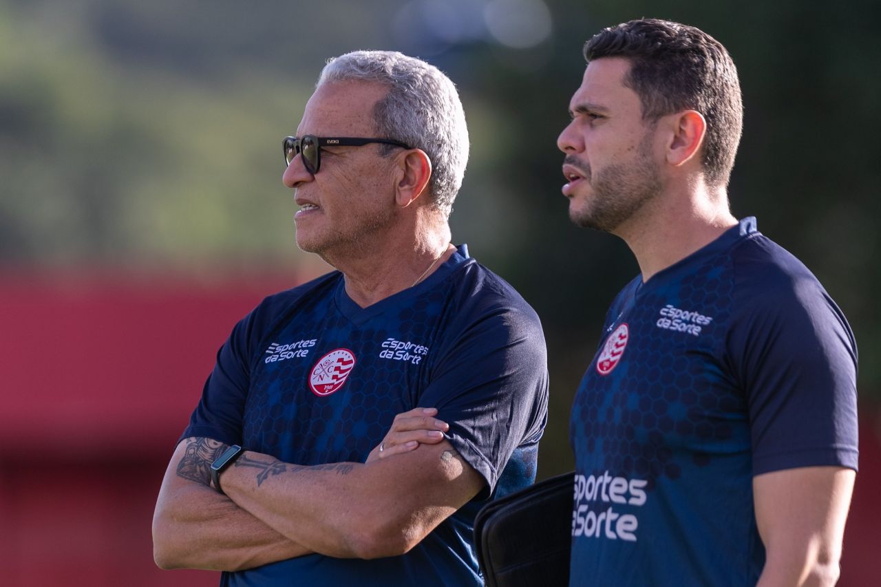 Hélio e Guilherme dos Anjos durante treino do Náutico