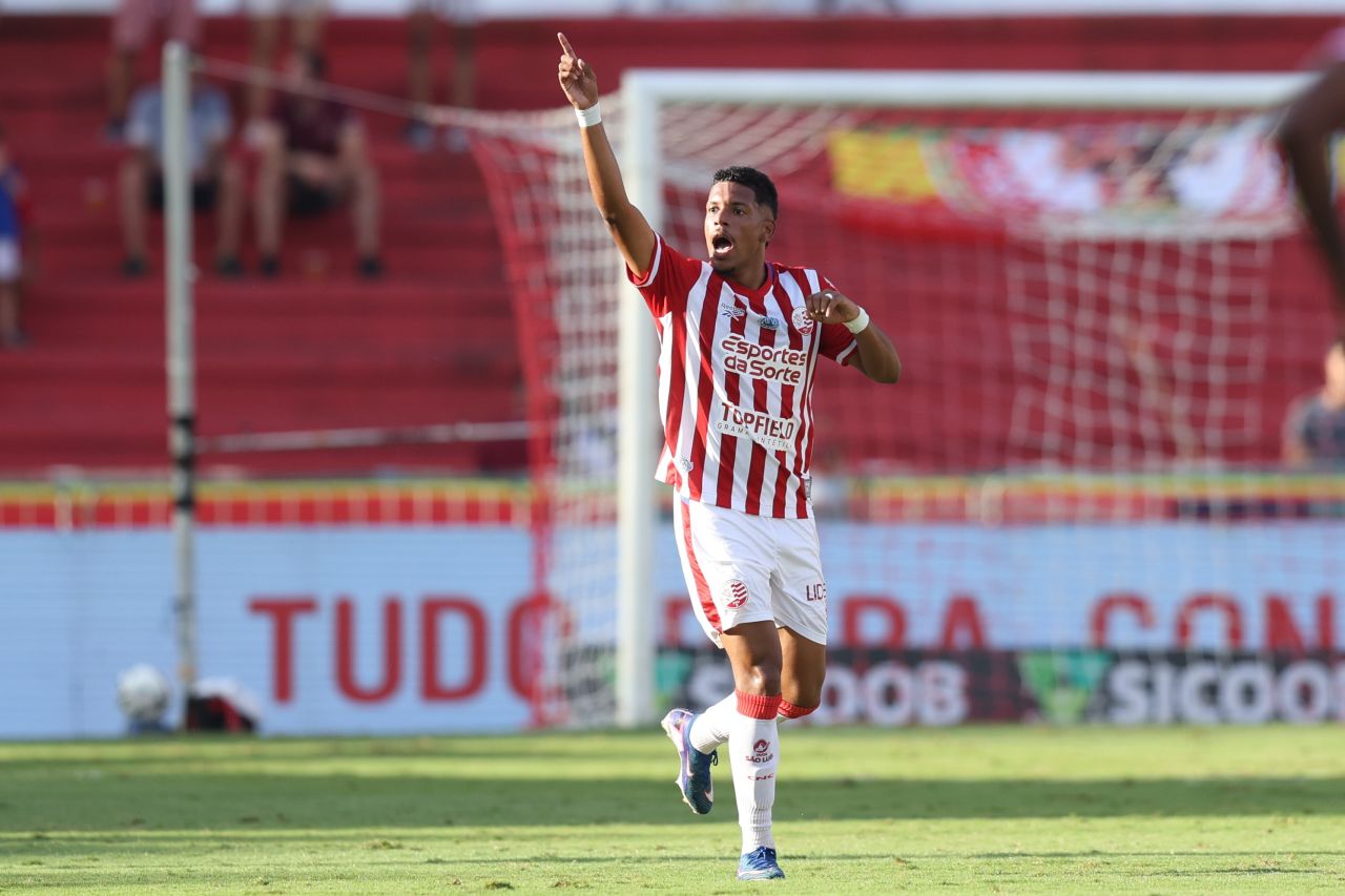 Kauã Maranhão comemora gol do Náutico