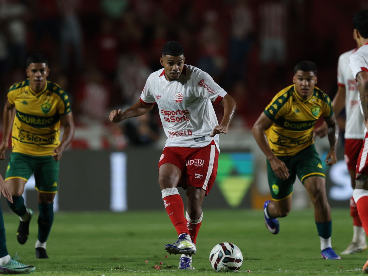 Luiz Felipe comemora assistência na vitória do Náutico