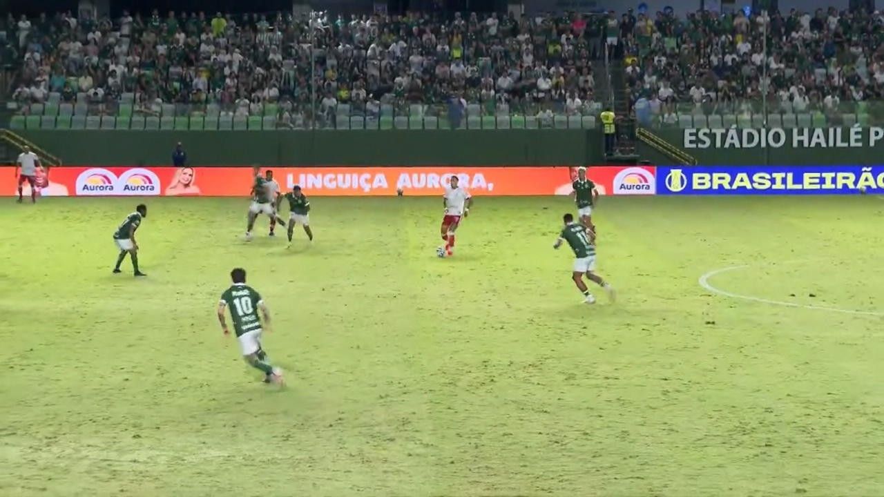 Náutico e Goiás em disputa pela bola na Serrinha