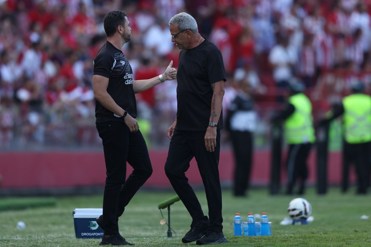 Guilherme e Hélio dos Anjos no banco durante jogo do Náutico