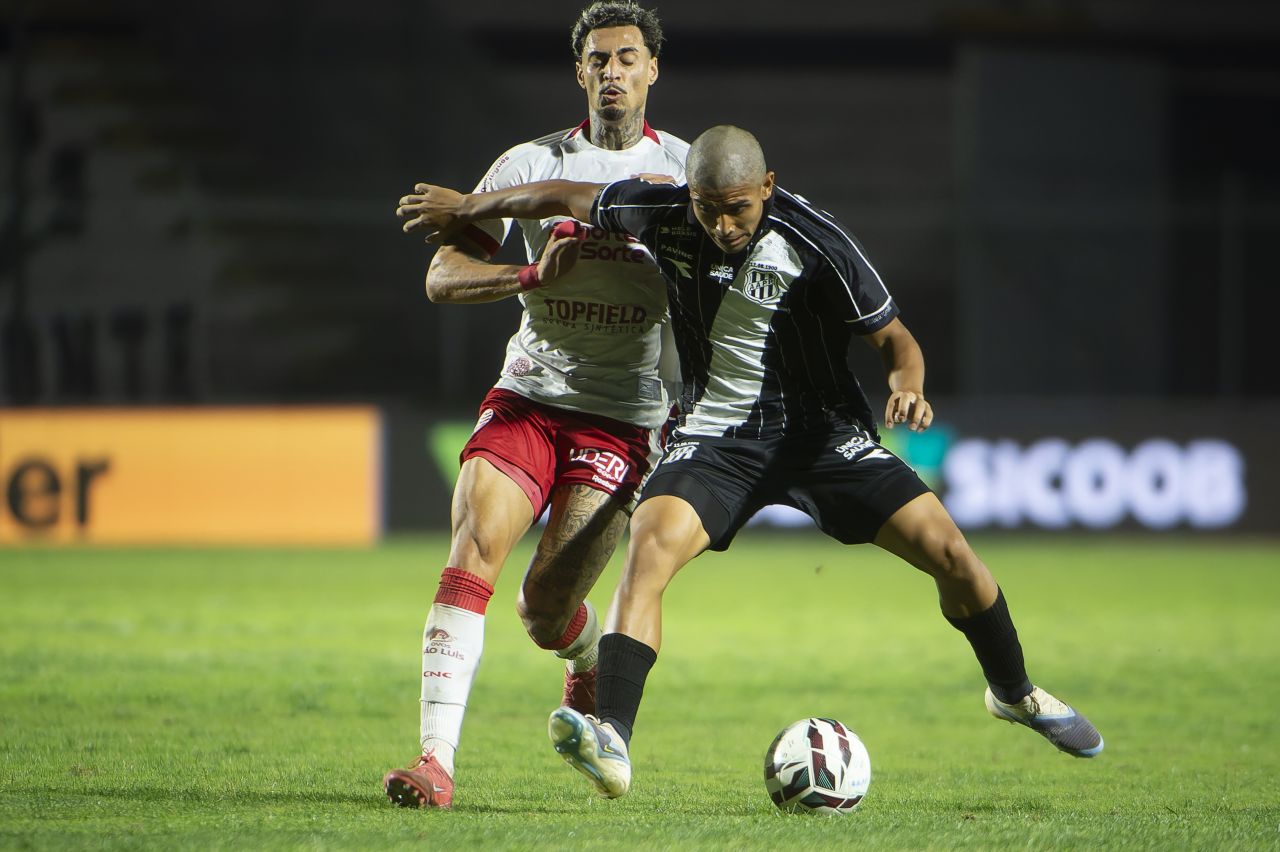 Derek em disputa de bola contra jogador da Ponte Preta