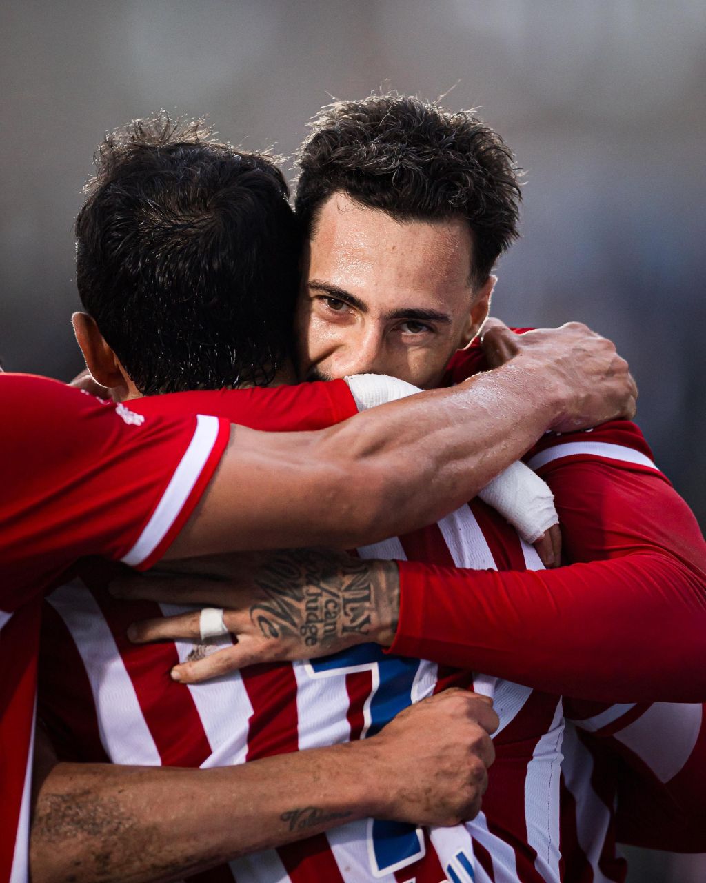 Jogadores do Náutico comemoram gol contra o Operário
