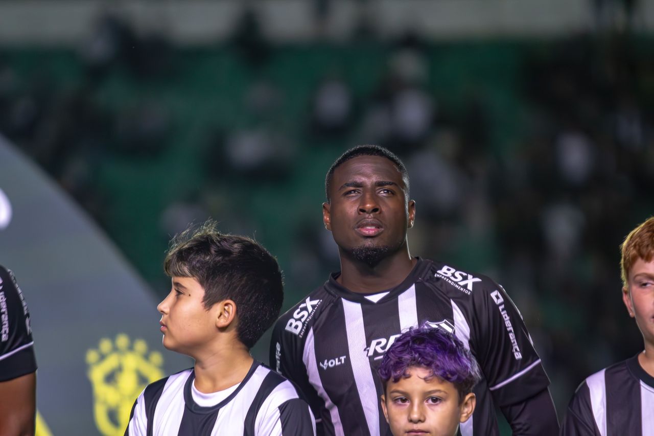 Ryan Carlos em ação pelo Figueirense