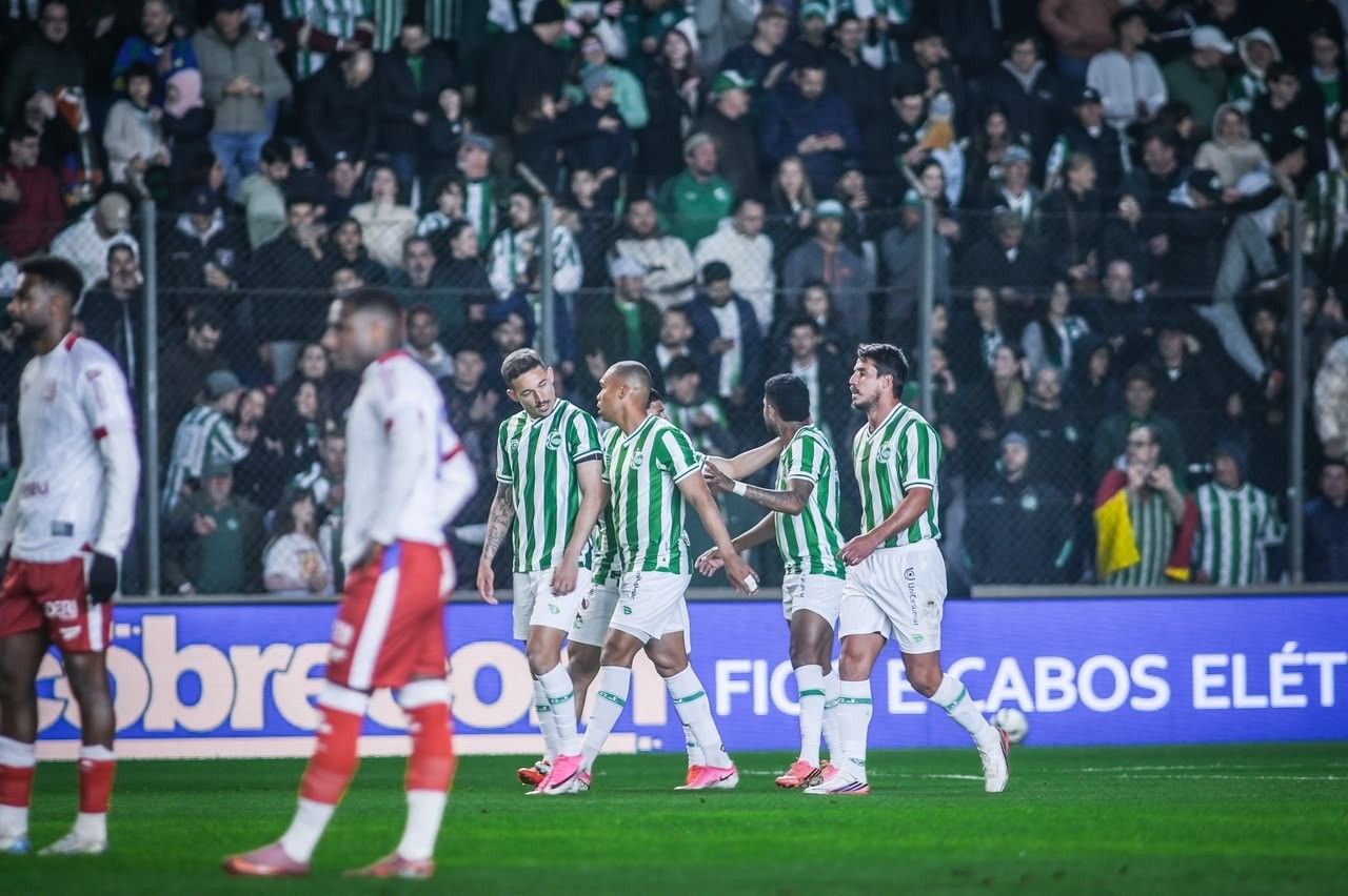 Jogadores do Juventude comemoram gol contra o Náutico no Alfredo Jaconi